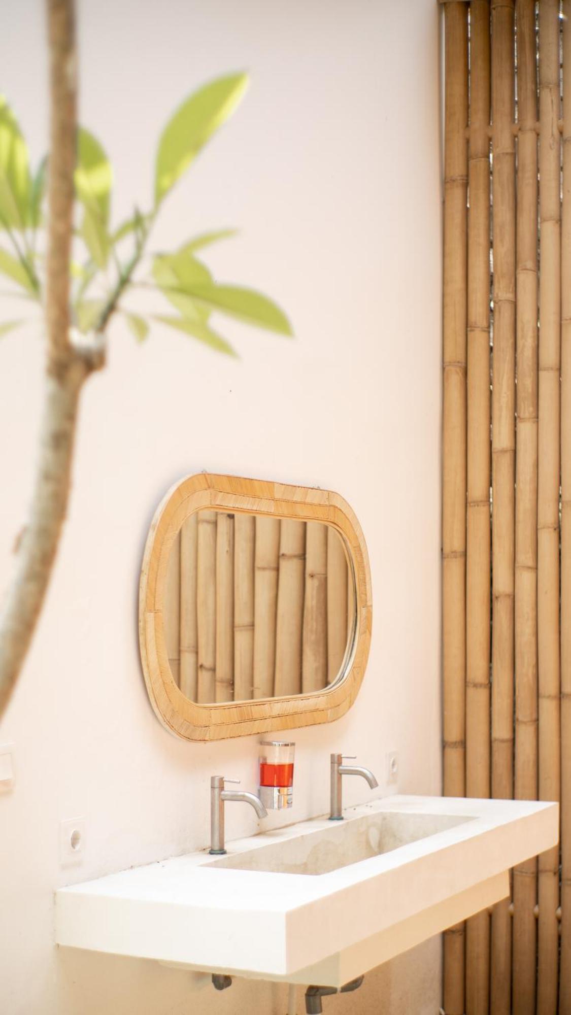 Lost Inn Kuta Capsule Hostel מראה חיצוני תמונה